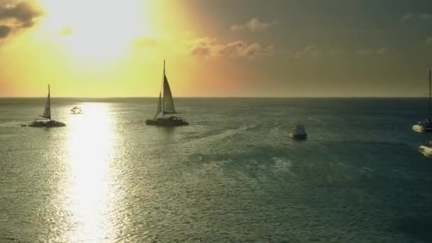 zeilboten in de oceaan langs de horizon bij zonsondergang drone - Video