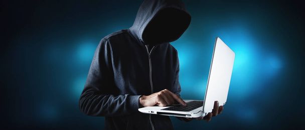 Hacker com laptop. Criminalidade informática. - Foto, Imagem