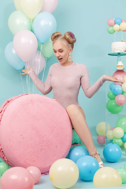 Sweet cake, balls, macaron, bright girl in sweets - Fotografie, Obrázek
