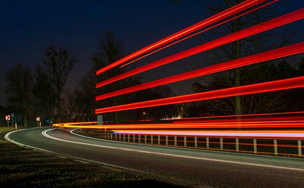 Lichter von Autos mit Nacht. Langzeitbelichtung - Foto, Bild