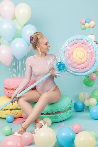 Sweet cake, balls, macaron, bright girl in sweets - Foto, afbeelding
