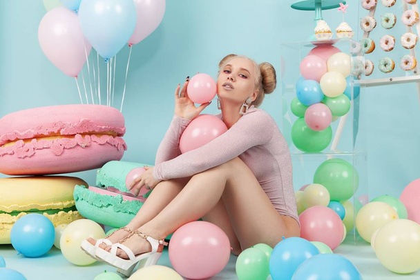 Sweet cake, balls, macaron, bright girl in sweets - Valokuva, kuva