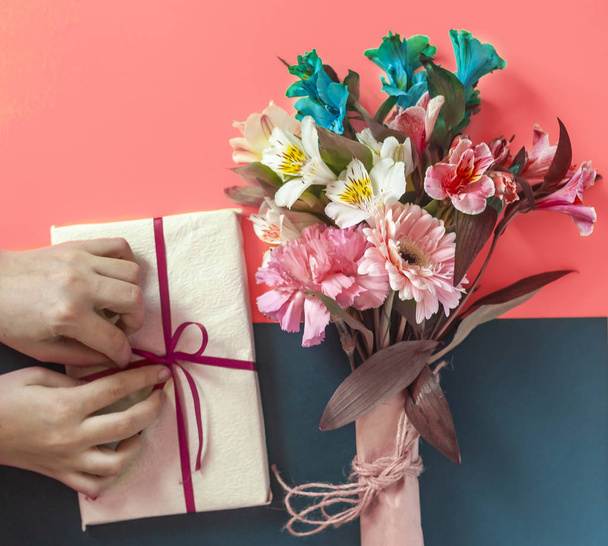Bouquet de fleurs de printemps et boîte cadeau
 - Photo, image