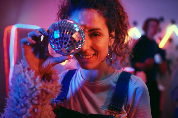Mulher na festa disco
 - Foto, Imagem