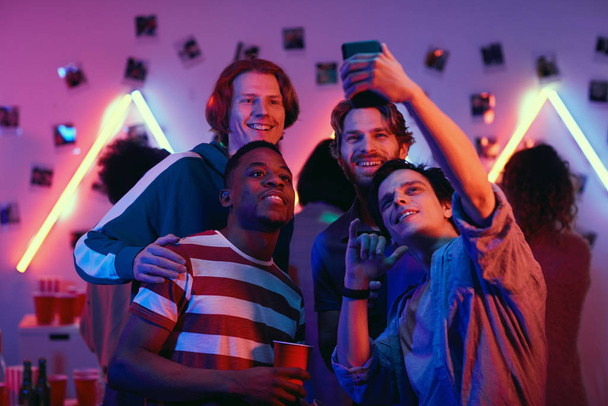 Meninos fazendo retrato de selfie na festa
 - Foto, Imagem