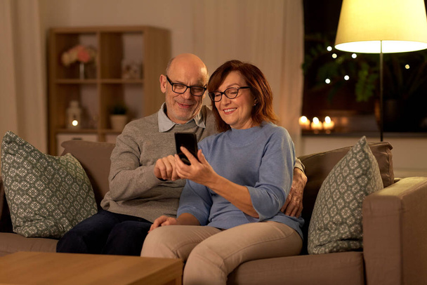 happy senior couple with smartphone at home - Fotoğraf, Görsel
