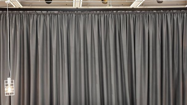 グレーベルベットのテキスタイルカーテン背景のドロップダウン - 写真・画像