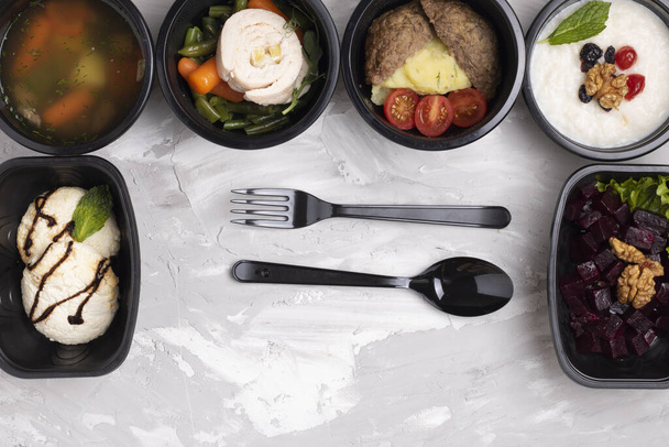 Ячменная каша, свекольный салат, десерт, сливочный суп. Здоровое питание в коробке. образ жизни, дневная еда. Пластиковая ложка и вилка
 - Фото, изображение