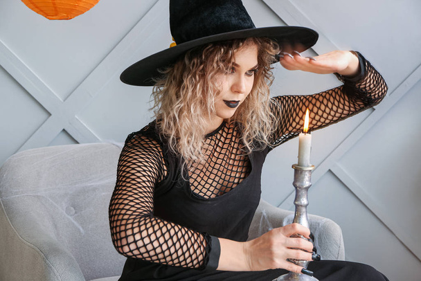 Красивая женщина, одетая как ведьма на Хэллоуин дома
 - Фото, изображение