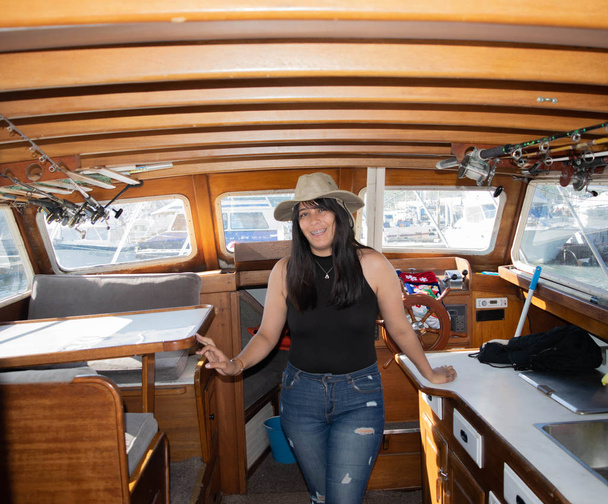hermosa chica mexicana jugando en la cabina del barco
 - Foto, imagen