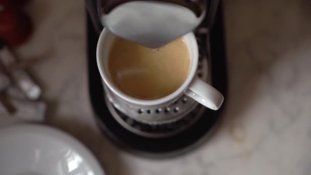 Preparing coffee in machine - Felvétel, videó
