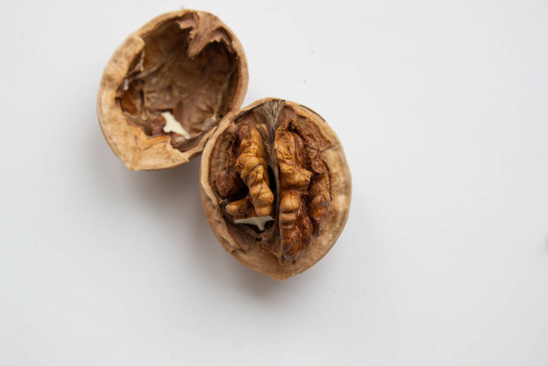 popraskané vlašské ořechy izolovaných na bílém pozadí - Fotografie, Obrázek
