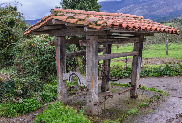 İspanya 'nın Asturias bölgesindeki Guerres köyünde hayvan nallamak için kullanılan eski bir alet. - Fotoğraf, Görsel