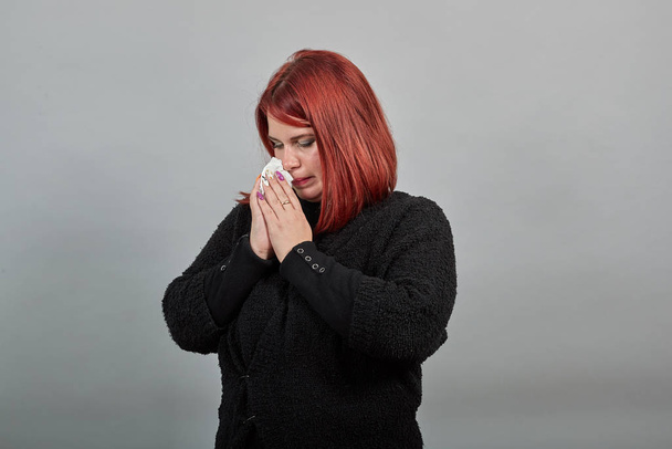 senhora em camisola preta mulher doente com ranho em um lenço, frio, corrimento nasal
 - Foto, Imagem