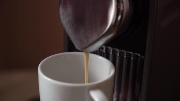 Preparing coffee in machine - Metraje, vídeo