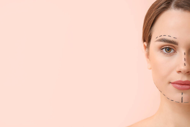 Junge Frau mit Flecken im Gesicht vor farbigem Hintergrund. Konzept der plastischen Chirurgie - Foto, Bild