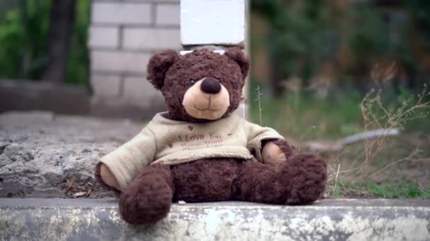 menschliche Hand greift den schmutzigen Teddybär im Freien vom Boden, verlorenes Konzept - Filmmaterial, Video