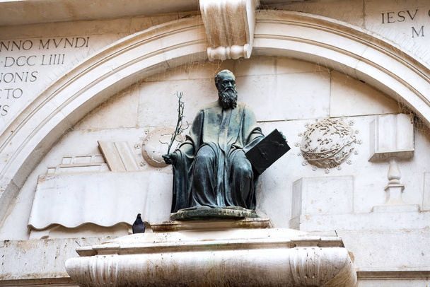 Itália, Veneza - 28 de julho de 2019: Estátua de bronze do patrono veneziano Thomas Rangone perto da Praça San Marco Piazza, na cidade de Veneza, Itália. Ele é conhecido por curar a sífilis
. - Foto, Imagem
