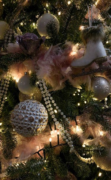 Закрыть красиво украшенные украшения рождественского орнамента в елке
 - Фото, изображение
