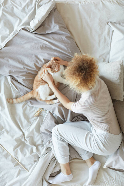 Girl with pet in the bed - Foto, Imagen