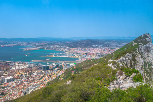 Vista de la bahía desde la montaña en Gibraltar con aeropuerto y puerto. Foto de stock libre de regalías
. - Foto, imagen