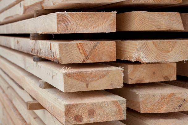 Dřevěné prkna. Dřevo suší na vzduchu. Sušení dřeva (ochucení dřeva nebo dochucení dřeva). Dřevo. Dřevo. Detailní záběr. - Fotografie, Obrázek