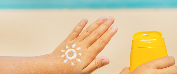 Protector solar en la piel de un niño. Enfoque selectivo. naturaleza. - Foto, imagen