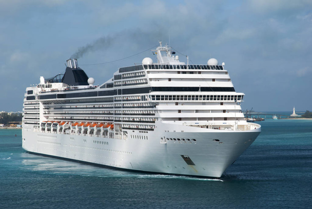 The morning view of a cruise ship maneuvering inside Nassau Harbour before docking (Bahamas). - 写真・画像