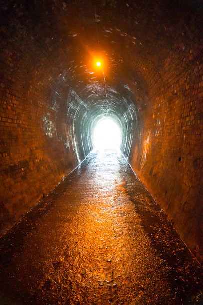 Feu rouge au bout du tunnel de Karangahake, Nouvelle-Zélande. Stock photo libre de droits
. - Photo, image