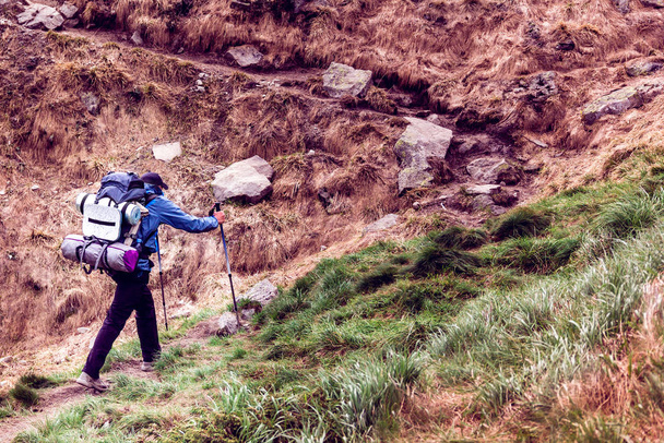 turista se zvedá na vrchol hor - Fotografie, Obrázek