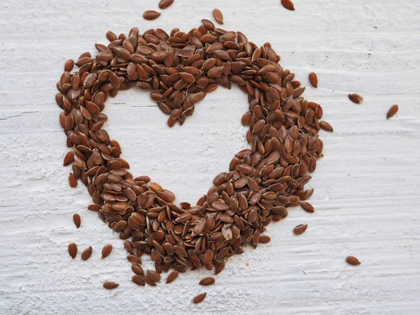 Семена льна и форма сердца
 - Фото, изображение