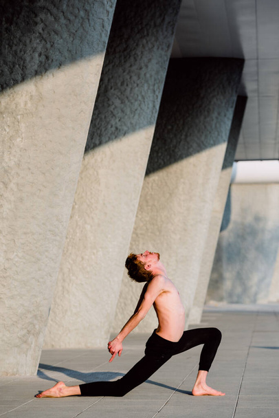 Anjaneyasana помогает растянуть спину практикующих йогу
. - Фото, изображение