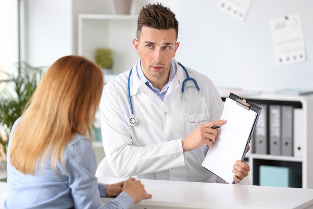 Femme mature visitant un cardiologue masculin en clinique
 - Photo, image