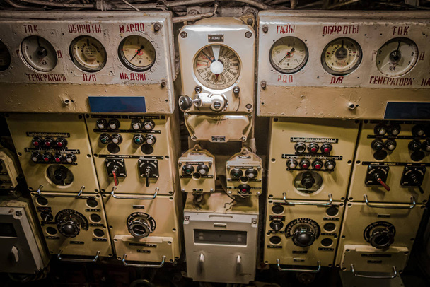 Измерители и переключатели с кириллическими интерфейсами в старой советской подводной лодке. Роялти бесплатно фото акции
. - Фото, изображение