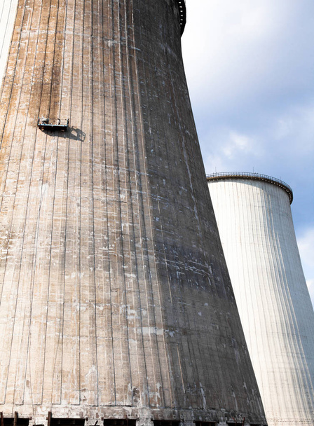 Koeltoren van de warmtekrachtcentrale in Kiev (Oekraïne). Werkplatform (kraanwieg, mand, werkplaatskraan, hoogbouw hangbrug, gondelplatform) aan de muur. Onderhoud van de toren. - Foto, afbeelding