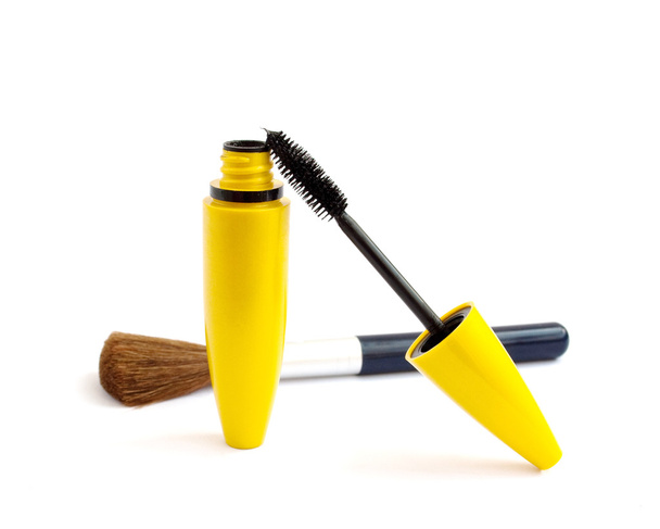 Черная тушь и кисть для макияжа
 - Фото, изображение