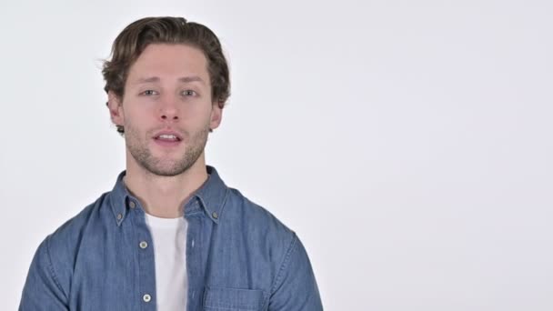 Fiatal férfi rámutatva termék, beszél fehér háttér - Felvétel, videó