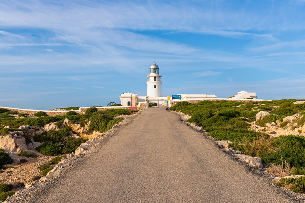 El faro de Cavalleria situado en el punto más septentrional de la isla de Menorca. Baleares, España
 - Foto, imagen