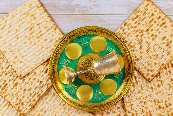 Matzo für Pessach auf Seder Passahbrot Tablett auf dem Tisch - Foto, Bild