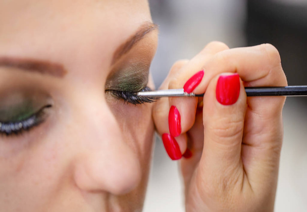 Girl make up eyelashes in beauty salon - Fotoğraf, Görsel