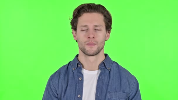 Portret van slapende jongeman geeuwt op groene chroma sleutel - Video