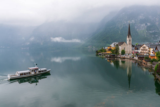 オーストリアのユネスコ世界遺産に登録されている湖の名前にあるハルシュタットの旧市街。 - 写真・画像