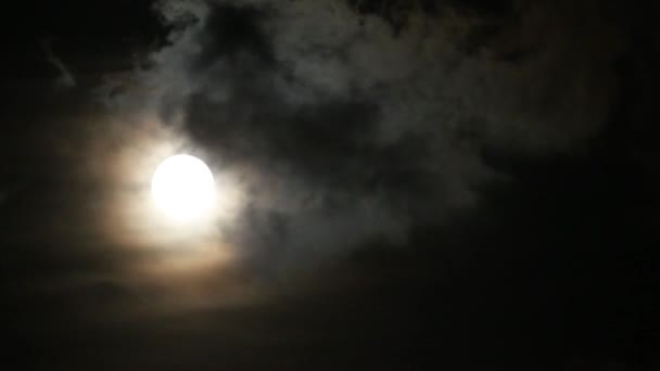 Ay ve bulutlar gökyüzünde hızla süzülür. - Video, Çekim