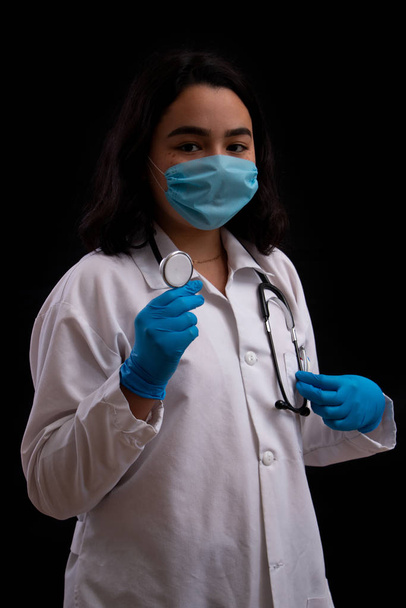 Latinská žena zdravotní pracovník držení její stetoskop - Fotografie, Obrázek