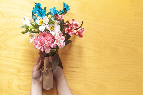 Femme tenant beau bouquet de fleurs de printemps
 - Photo, image