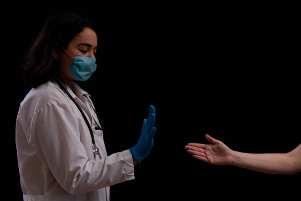 Latina gezondheidswerker weigert hand schudden - Foto, afbeelding