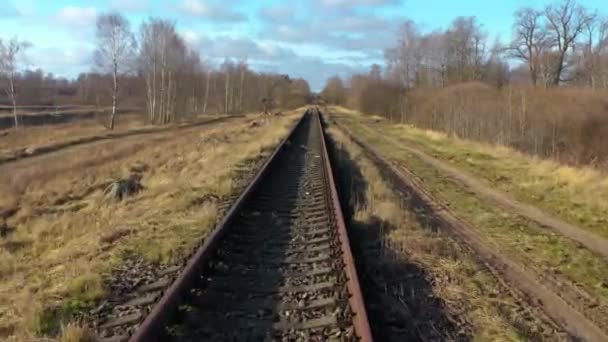 Légi felvétel repül végig egy régi vasúti pályán egy vidéki területen - Felvétel, videó