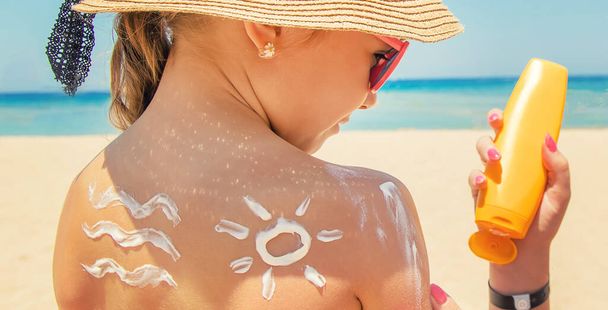 Protector solar en la piel de un niño. Enfoque selectivo. - Foto, Imagen