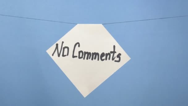 Polttaminen ja tupakointi valkoinen paperiarkki, jossa musta merkintä "ei kommentteja" sinisellä pohjalla
 - Materiaali, video