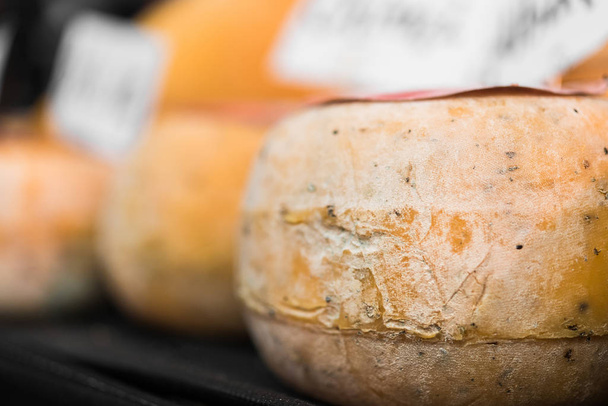 Valikoima perinteisiä italialaisia juustoja näytöllä, valikoiva keskittyminen
. - Valokuva, kuva
